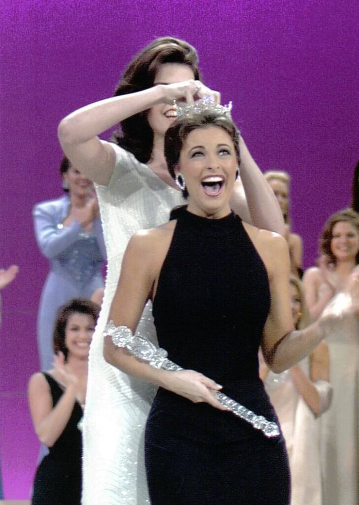 Miss VA, Nicole Johnson WINS Miss America 1999, Vocal-"That's Life"